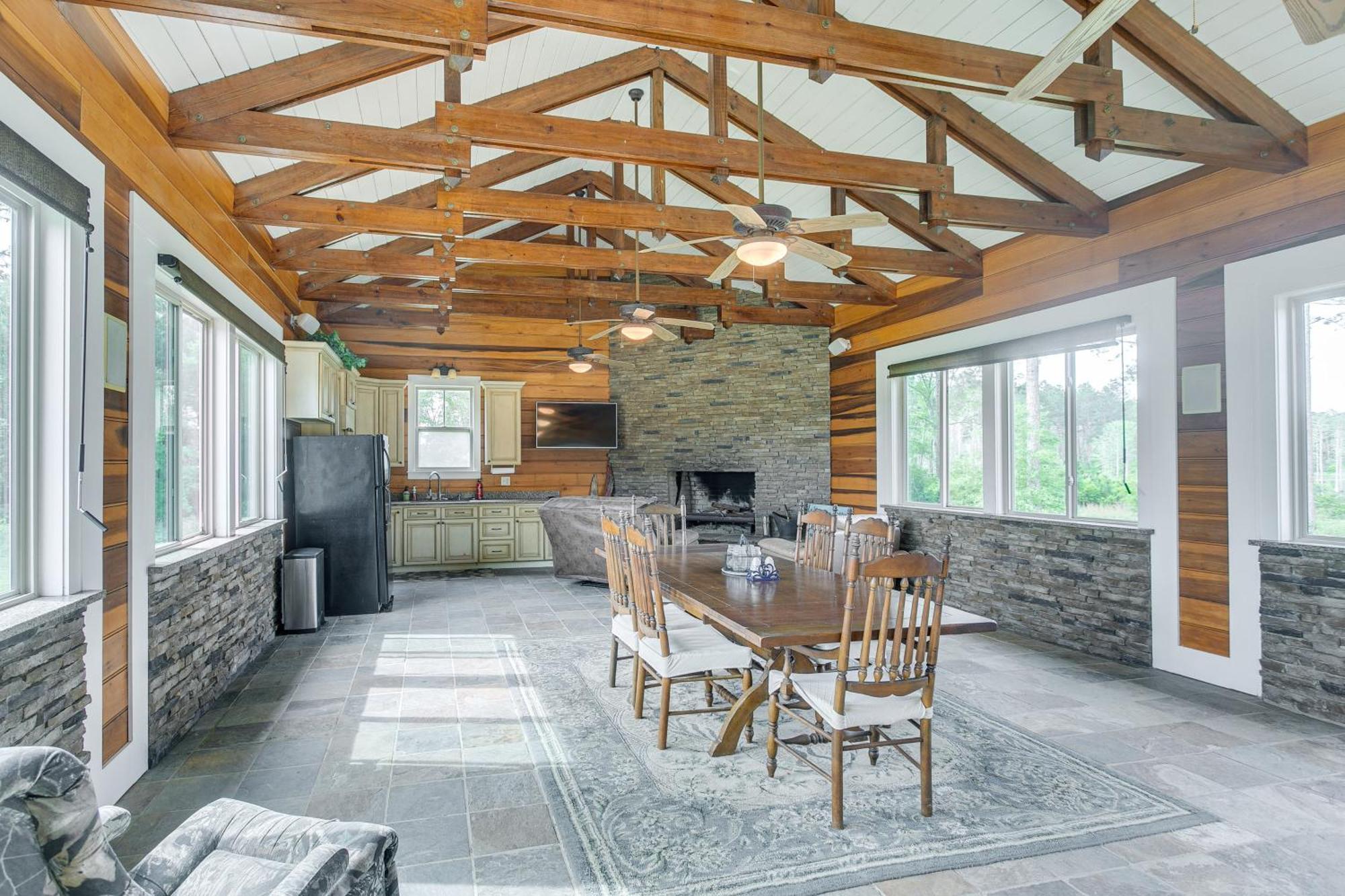 Secluded Home With Deck - Near Downtown Fitzgerald! Eksteriør bilde